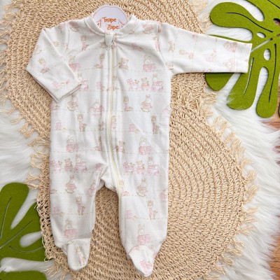 Macacão em Soft com Abertura em Zíper Girafinha e Ursinha - Off White e Rosa